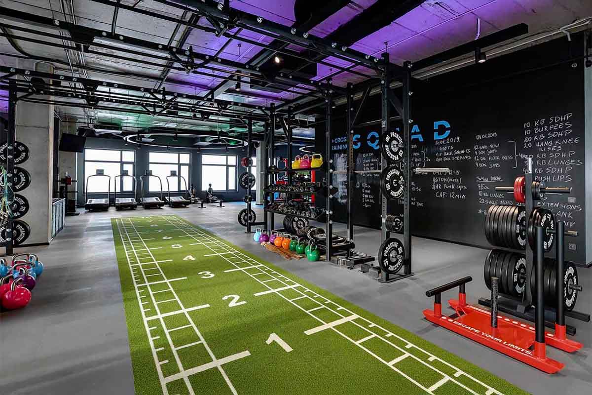 cesped gym pesas 