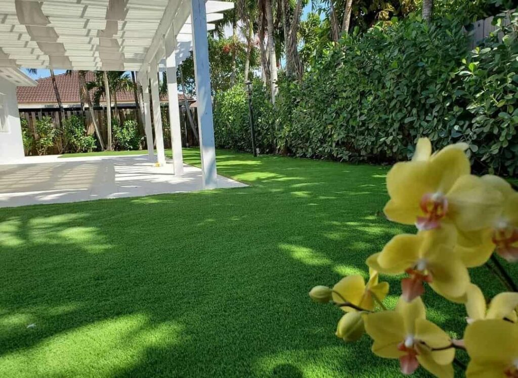 Imagen del cesped artificial en el jardin Flor&Design