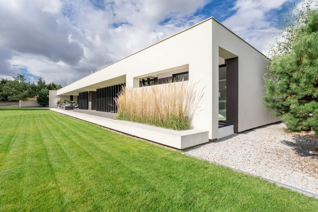 casa con cesped artificial flor & design
