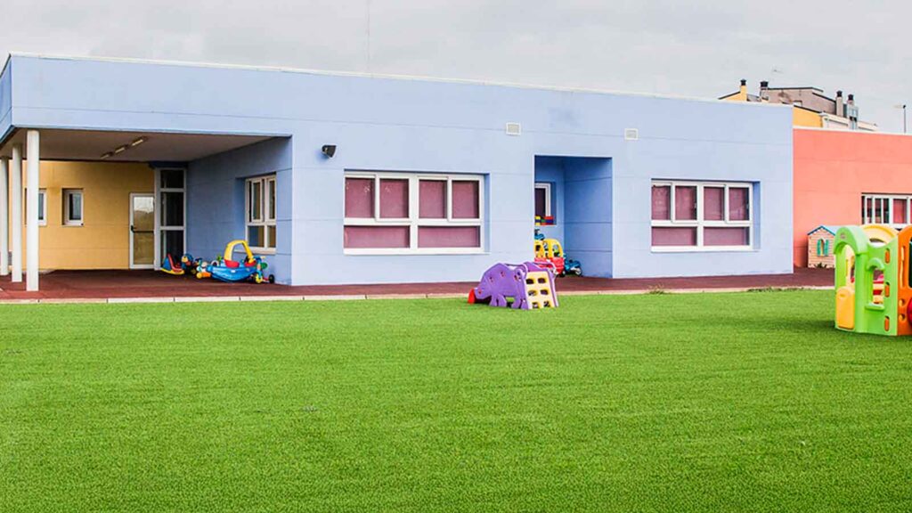Césped residencial guarderías