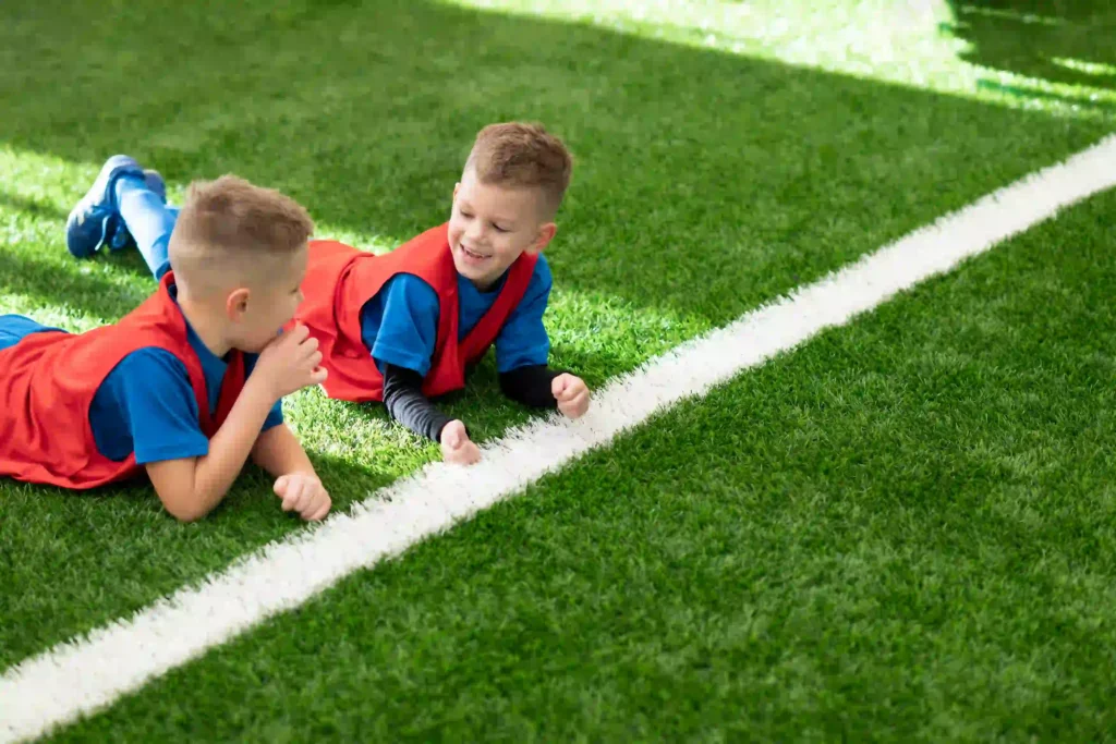 niños deportistas en cesped artificial para deporte