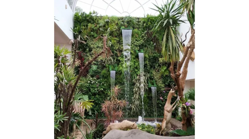 Jardín vertical con cascada de agua en un interior