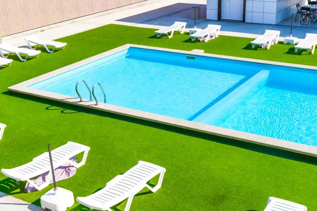 piscina con cesped artificial