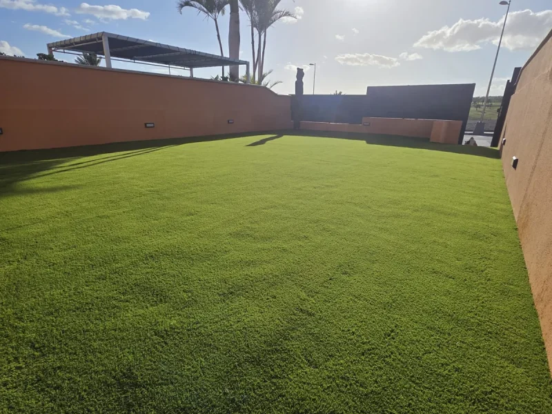 Terraza con césped artificial instalado por Flor And Design en Canarias