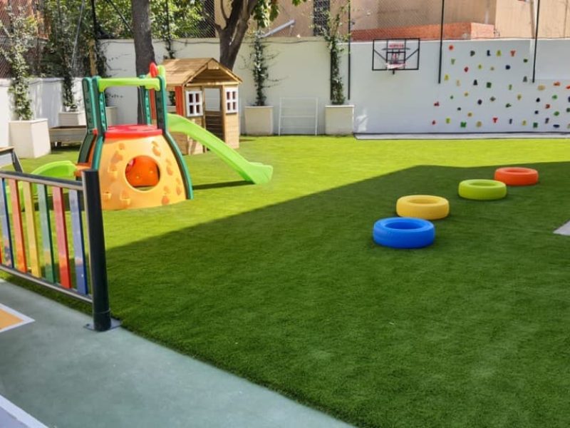 Trabajo de césped residencial guardería