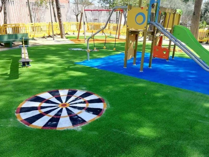 Trabajo césped residencial parque infantil