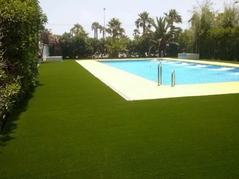 Imagen cesped piscina con escalera
