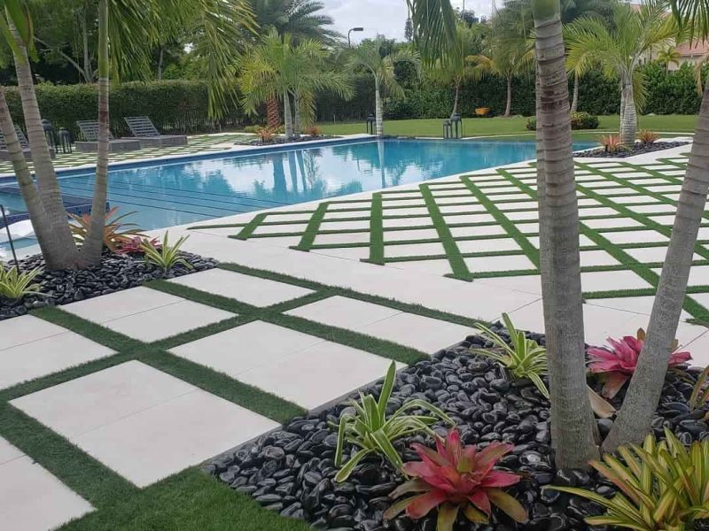 cesped piscina con adoquines