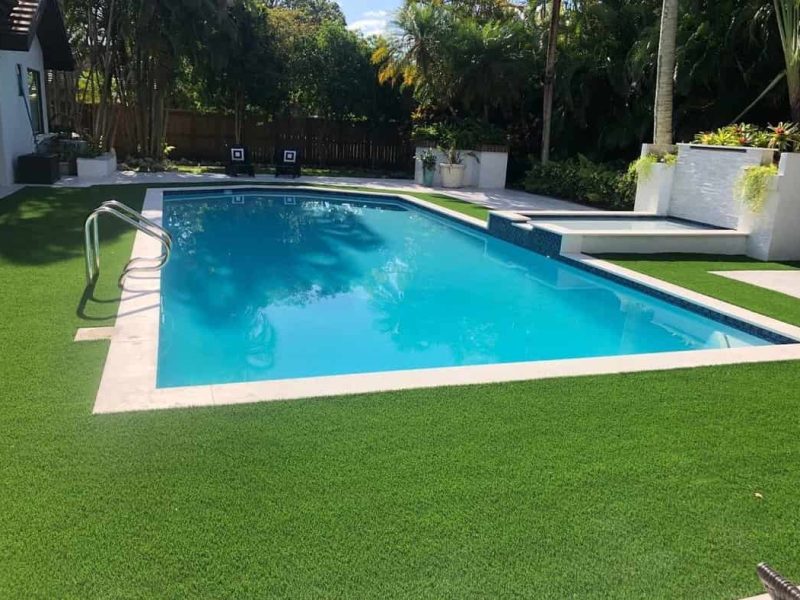 cesped piscina exterior