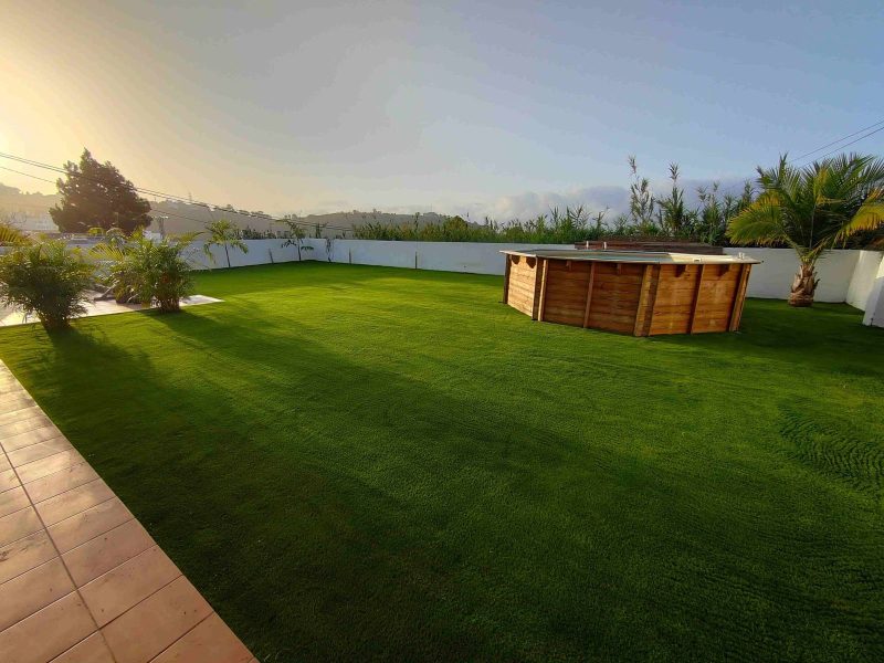 cesped piscina atardecer