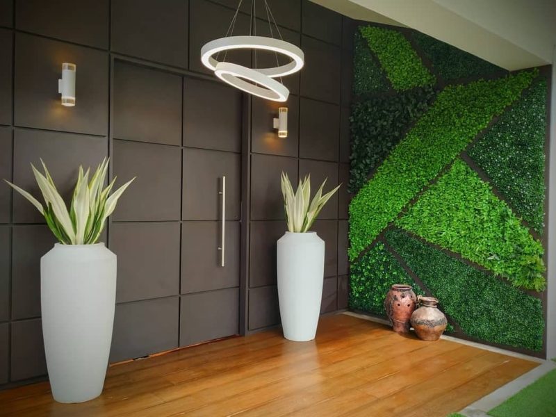 Jardín vertical artificial geométrico en la entrada de una vivienda