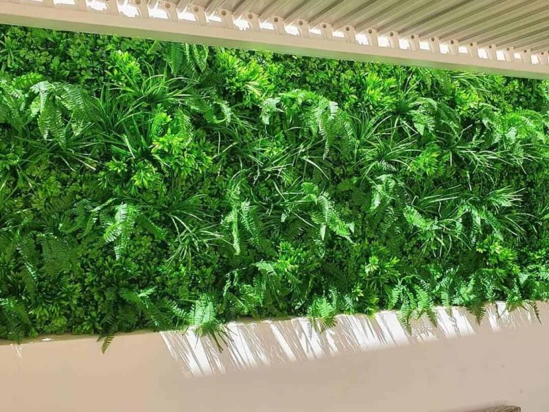 Jardín vertical artificial bajo pérgola
