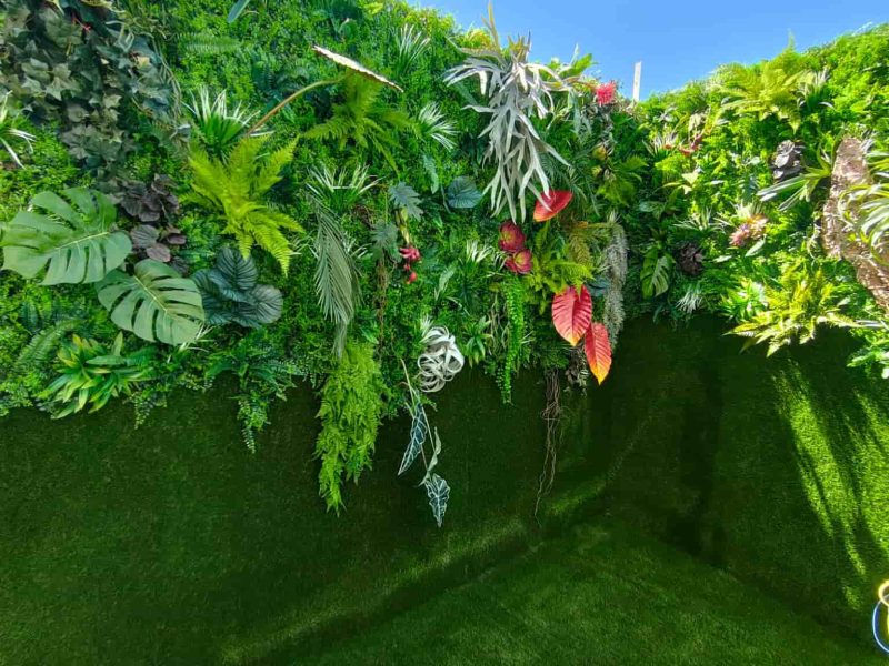 Rincón de patio con jardín vertical artificial