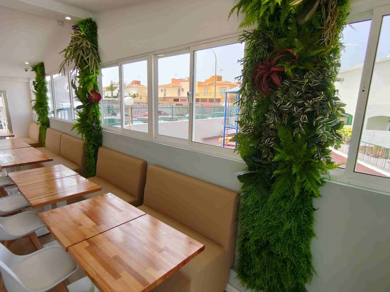 Jardín vertical artificial en una cafetería
