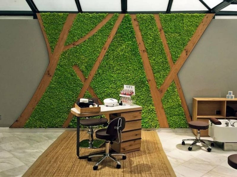 Jardín vertical preservado con franjas de madera en una oficina